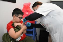 Meningococo: Alta concurrencia  en Salto de niños para vacunarse