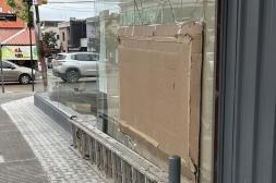 Delincuentes rompen vidriera de  local y hurtaron miles de dólares