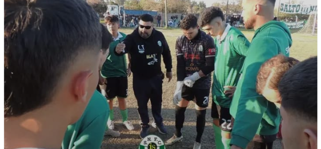 Fabián Paiva, instruyendo a sus dirigidos. Foto: Salto Nuevo Oficial. 