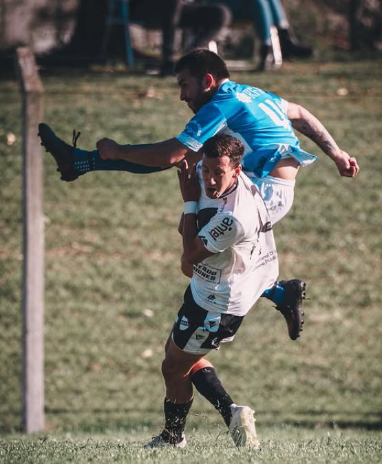 Ríspido. Fomentado por un arbitraje poco garante, el duelo entre Ferro Carril e Hindú se contaminó de brusquedades. Foto: Liga Salteña de Fútbol / F2 Deportes.