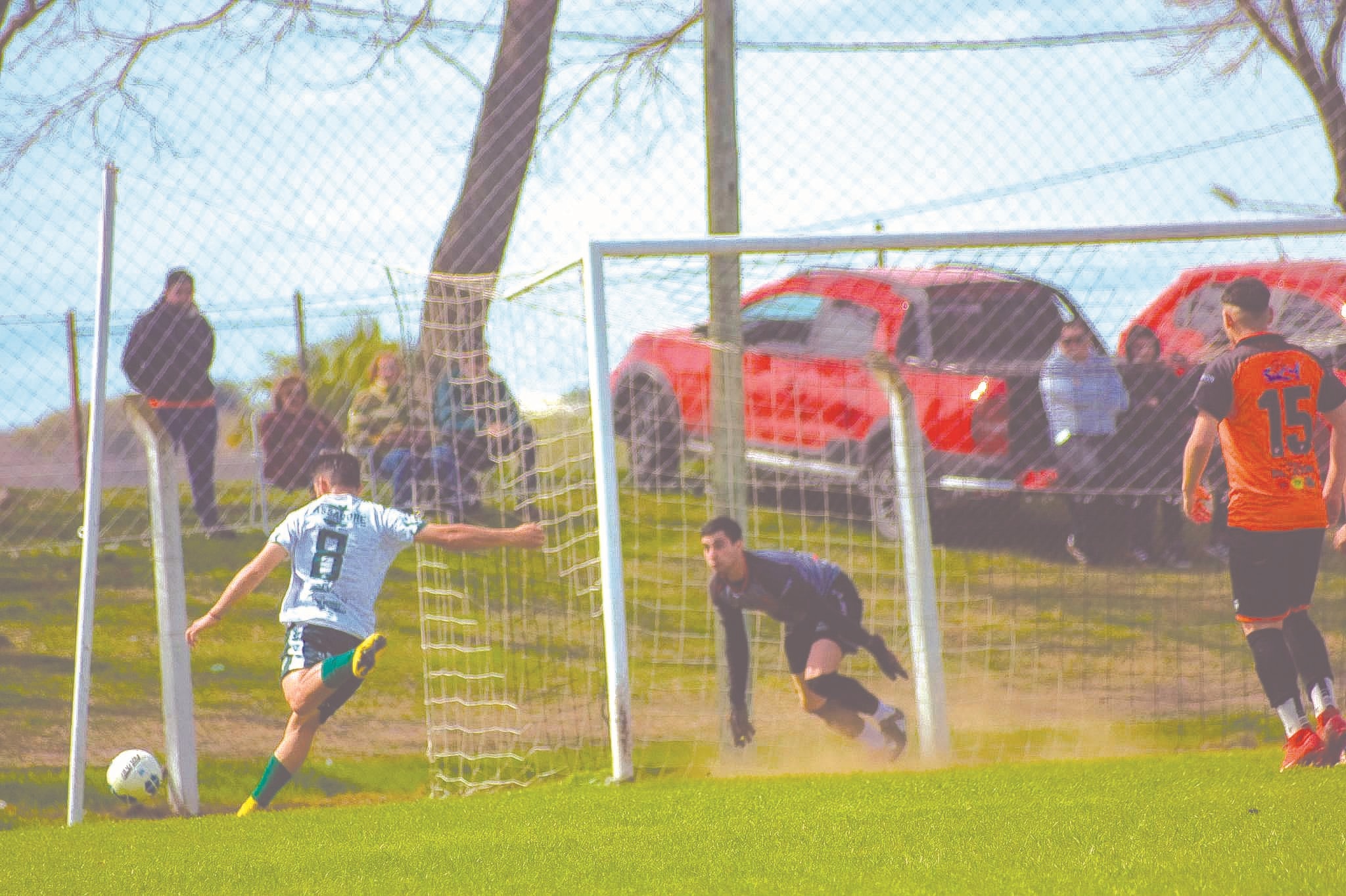 Paolo Tabares frente a Álvaro Rodríguez. El volante de Arsenal fue la figura del partido. Foto: Gonzalo García. 