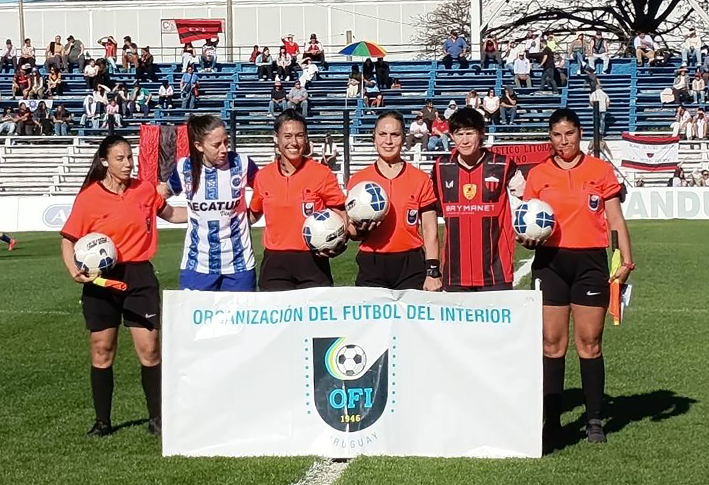 Lorena Machiavello, Luciana Pereira, Belén Robaina y Gimena Rodríguez junto a las capitanas de la final de Copa de Clubes de OFI.