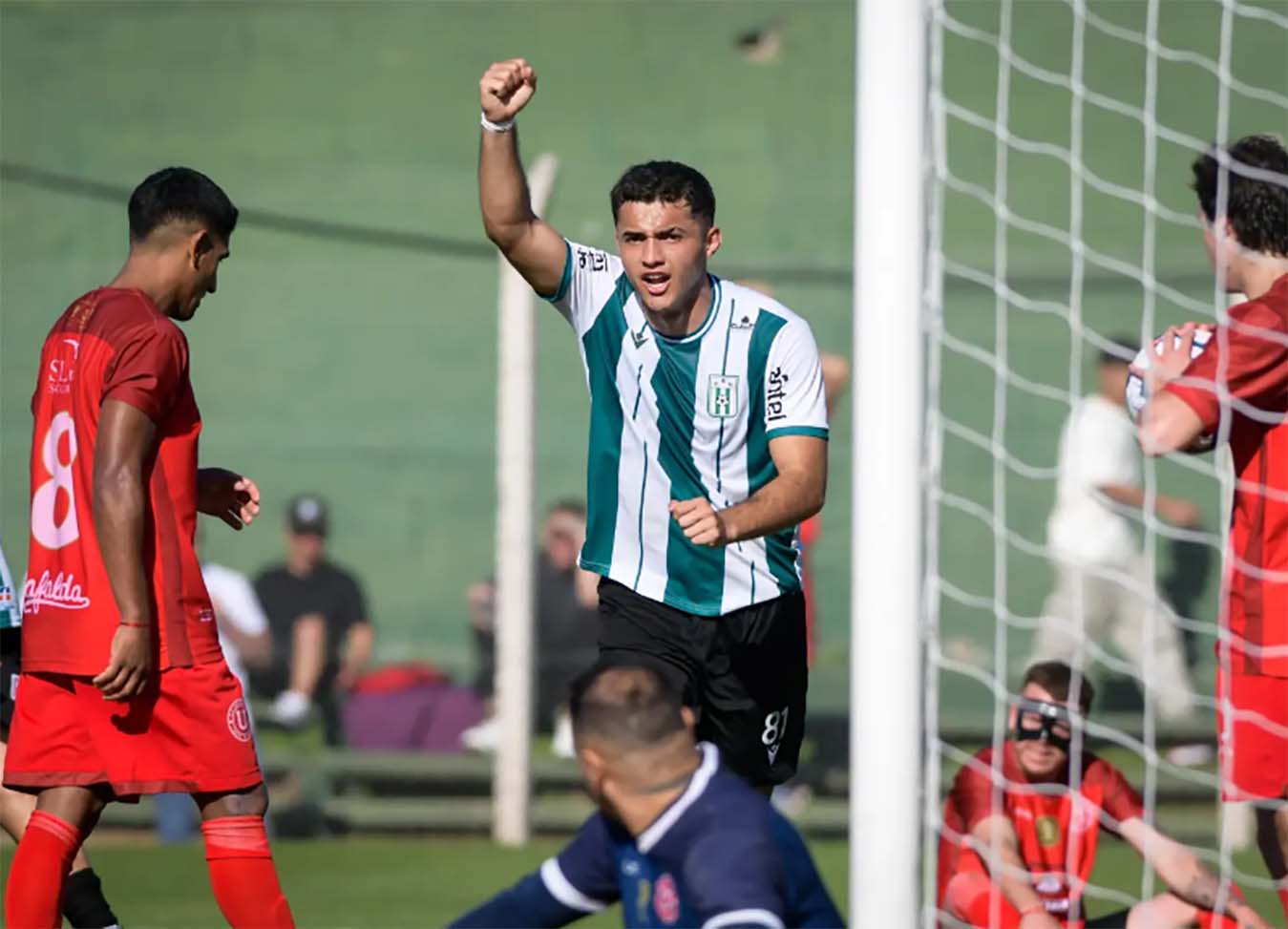 El argentino Manzur fue clave con los dos primeros goles. Foto 'El País'