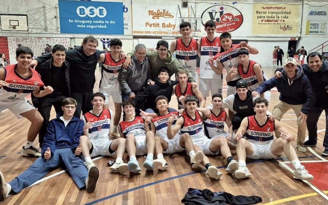 El plantel U18 de Soriano celebrando en tierras salteñas la conquista del Litoral de la categoría. Foto: Liga Salteña de Básquetbol.