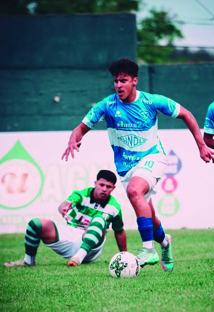 Santiago Ortiz avanza con pelota dominada. Su gol fue clave para que Hindú rescatara un punto. Foto: LSF / F2 Deportes