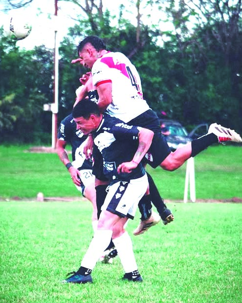 El protagonista: el juego aéreo. Ferro Carril se terminaría llevando el triunfo y la punta con los golpes de cabeza. Foto. LSF / F2 Deportes.