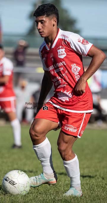 Hugo Rodríguez juega el balón. Ceibal perdió dos puntos más de que ganó uno. Foto: Valentín Fernández.