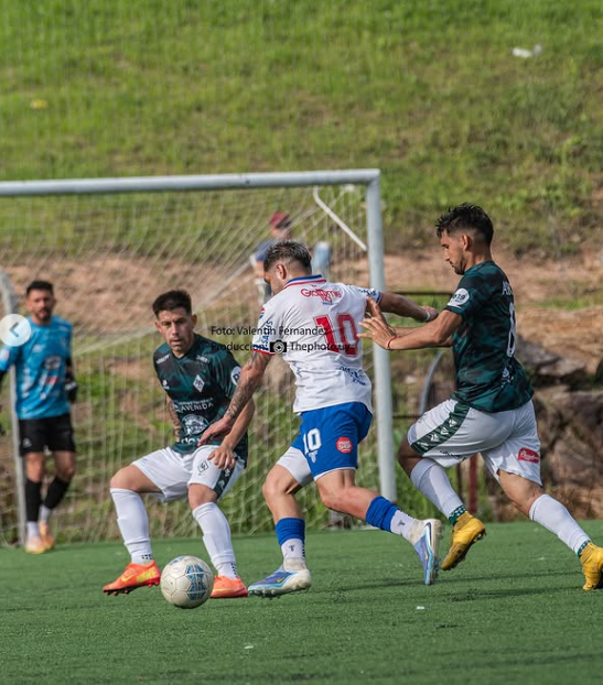 Arbiza en jugada ofensiva. El “10” tricolor fue la figura del partido. Foto: Valentín Fernández.