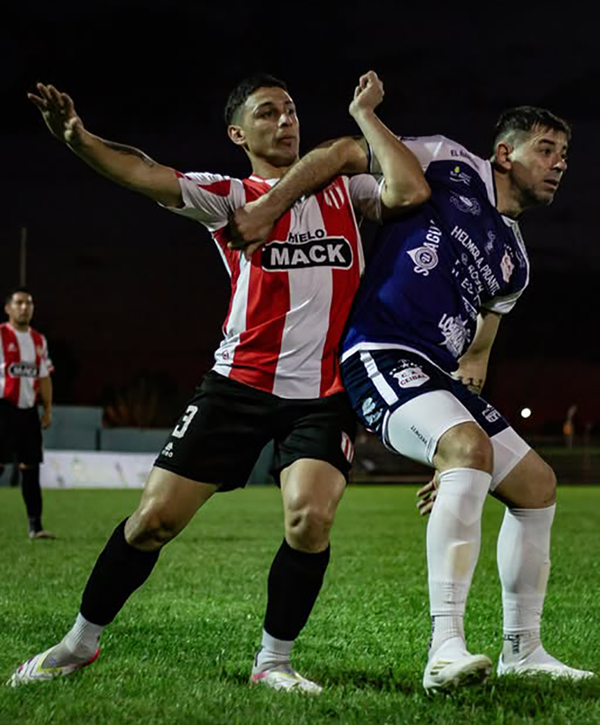 La disputa ardua entre Argain y Vargas, tal como se jugó el partido. Foto LSF