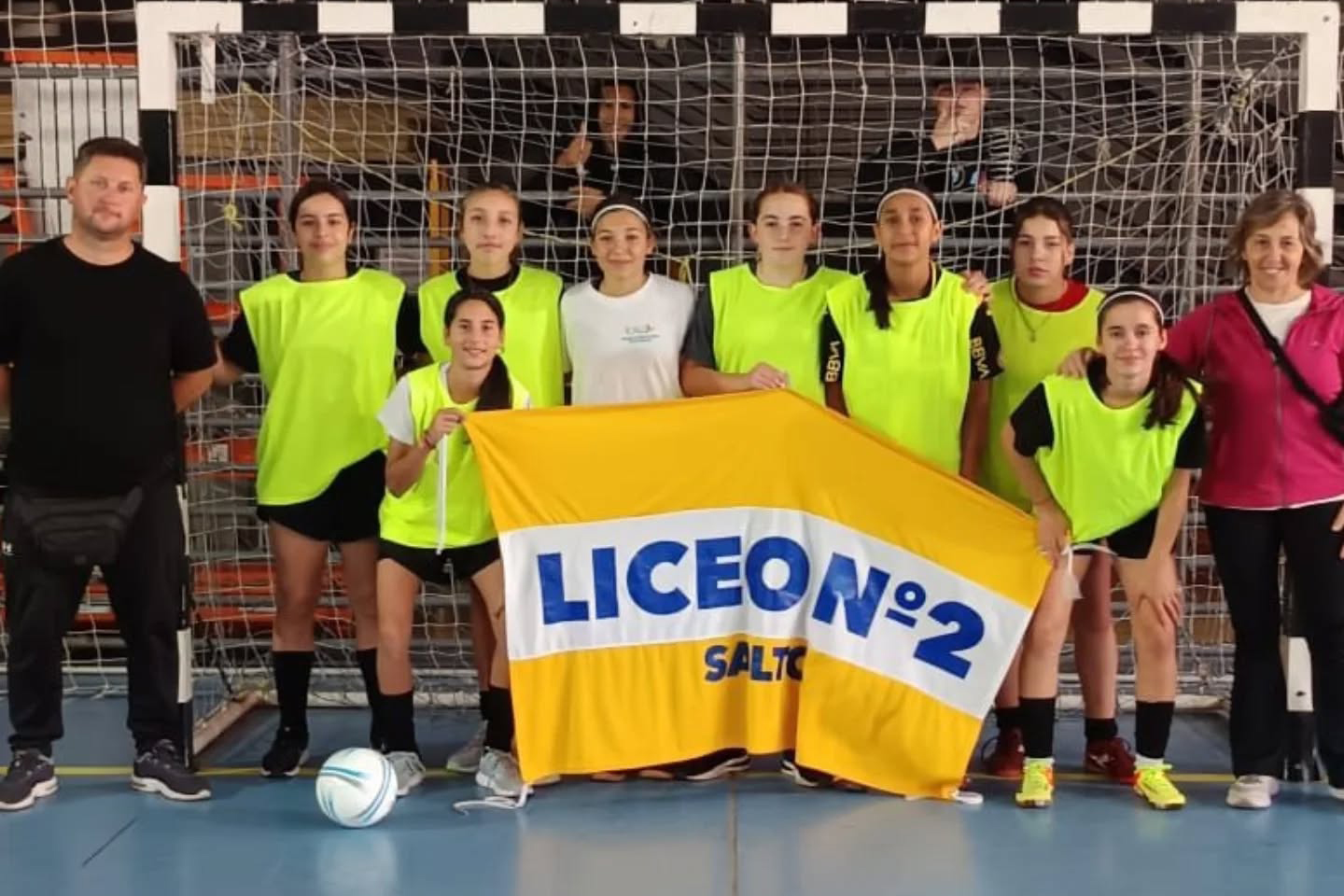 El plantel de natación de los liceales salteños.