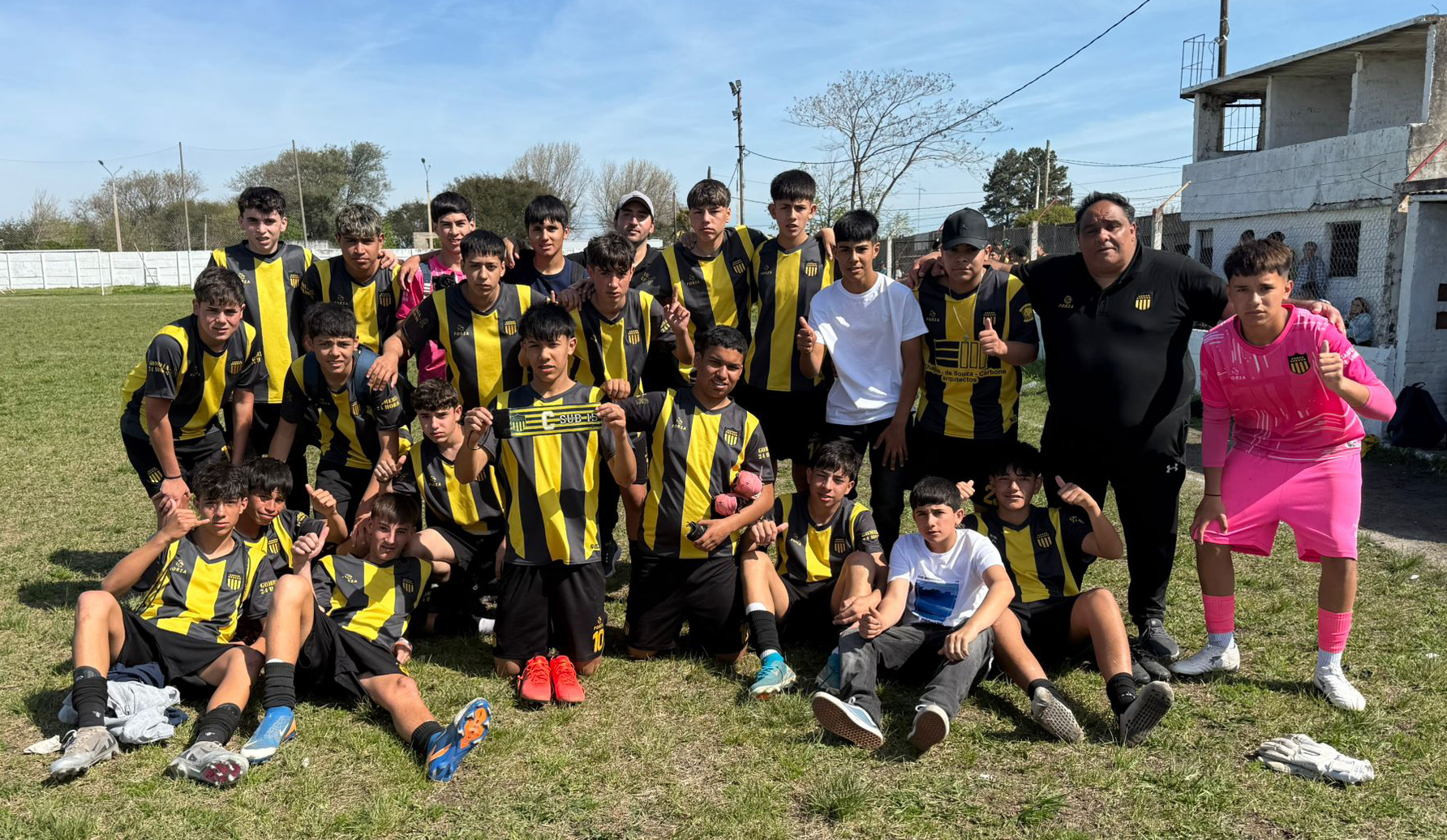 Los chicos de la sub 15 aurinegra el día de los 17 goles a El Tanque.