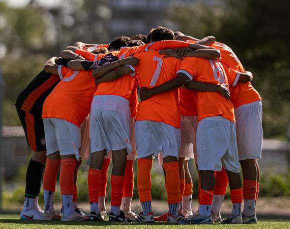 Salto FC sigue luchando por permanecer en la “A” de formativas AUF. Foto: instagram de Salto FC.