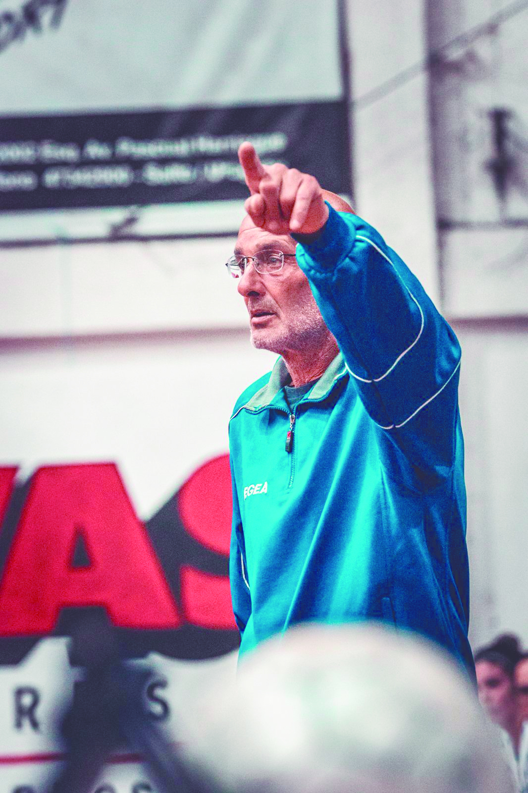 Marcello dirigiendo a Parque Solari Futsal femenino, en el lente de Álvaro Jorge. 