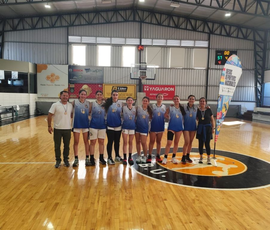 El plantel de básquet femenino del Liceo nº 5 ya está en Asunción para competir a nivel sudamericano. Foto: La Prensa. 