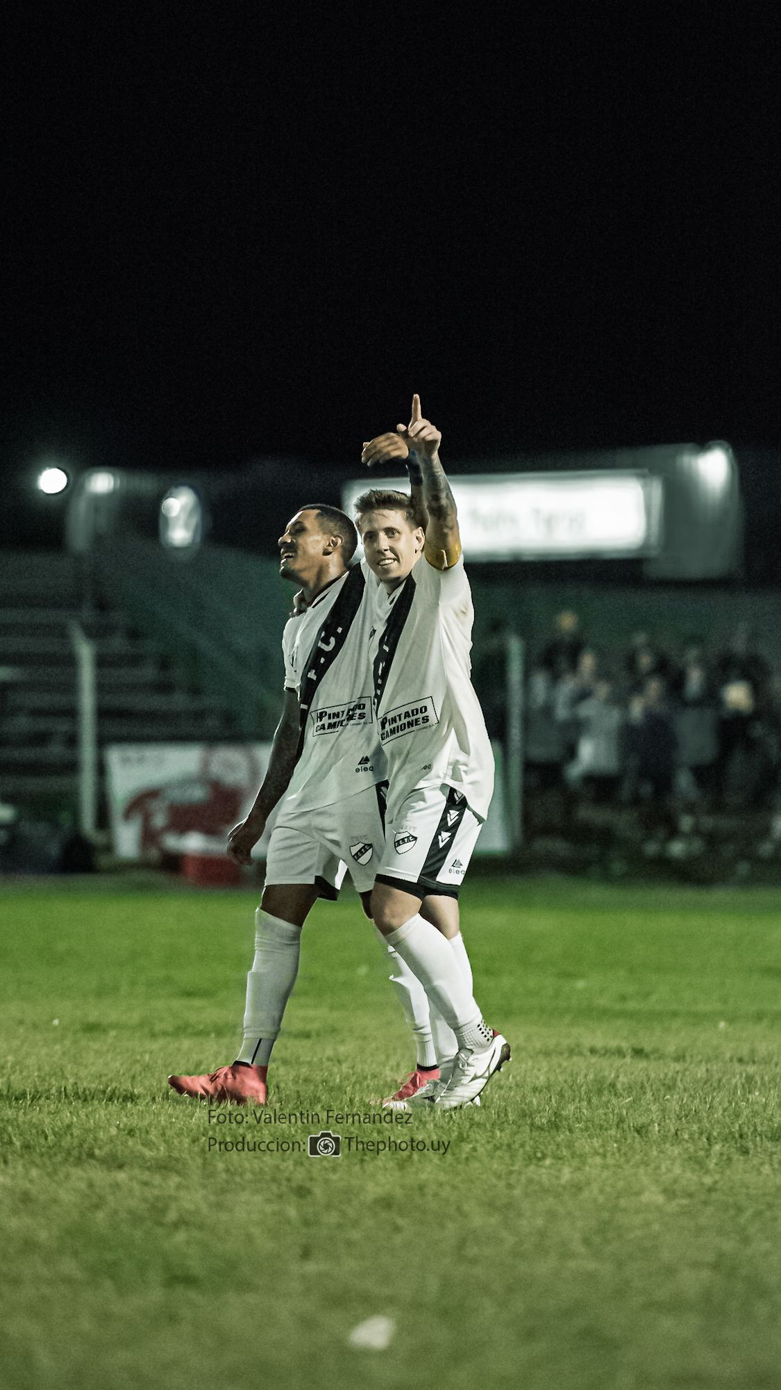 Tabárez festeja el gol que evitaba cualquier duda de  cara al pasaje a semis. Foto: Valentín Fernández. 