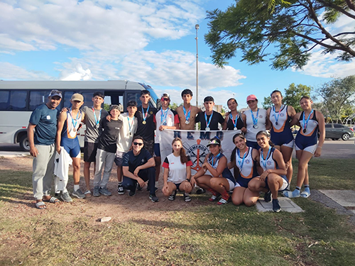 El plantel del Club Remeros que se destacó en Mercedes. 