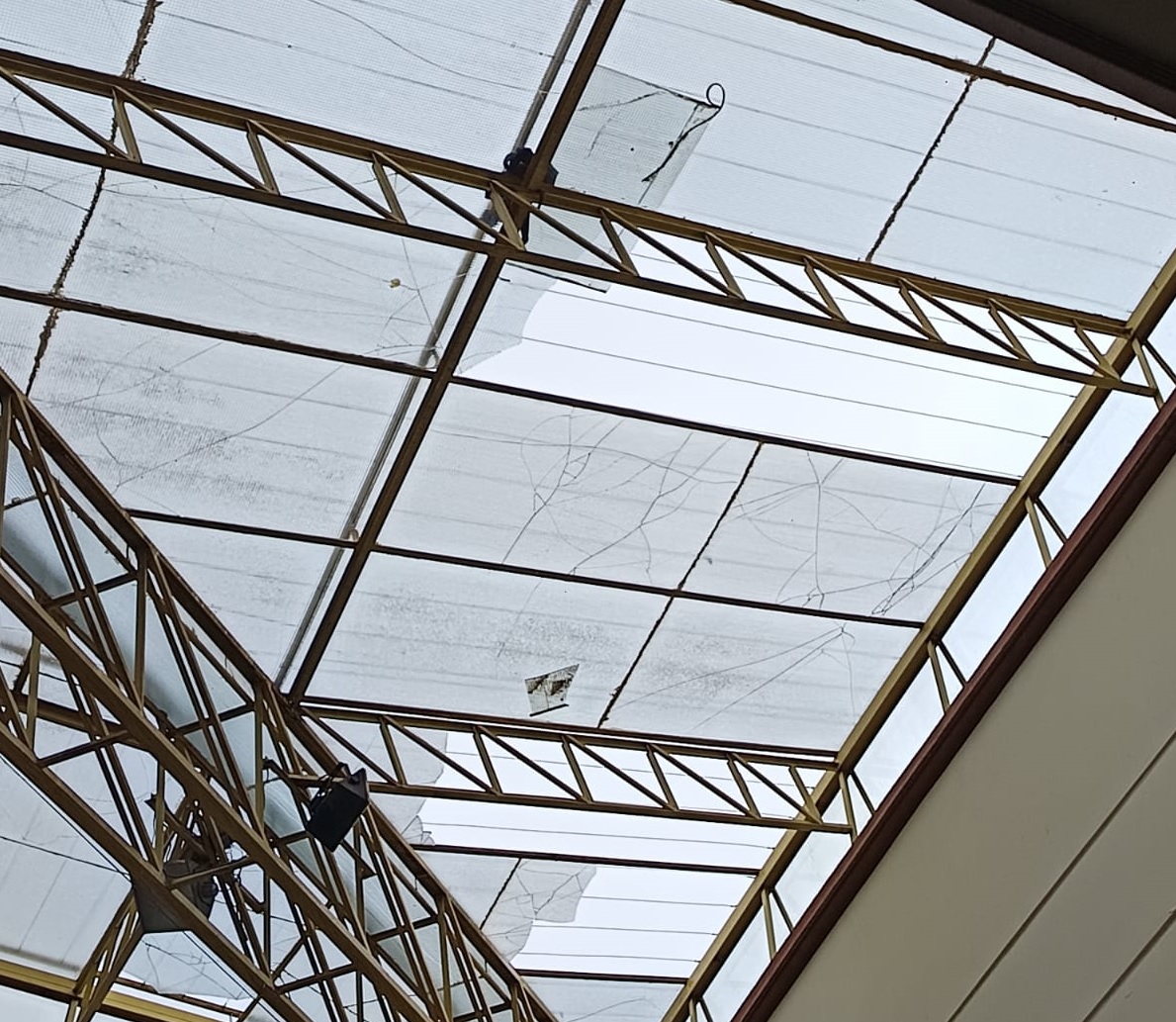 El techo del patio interno está roto y será reparado.