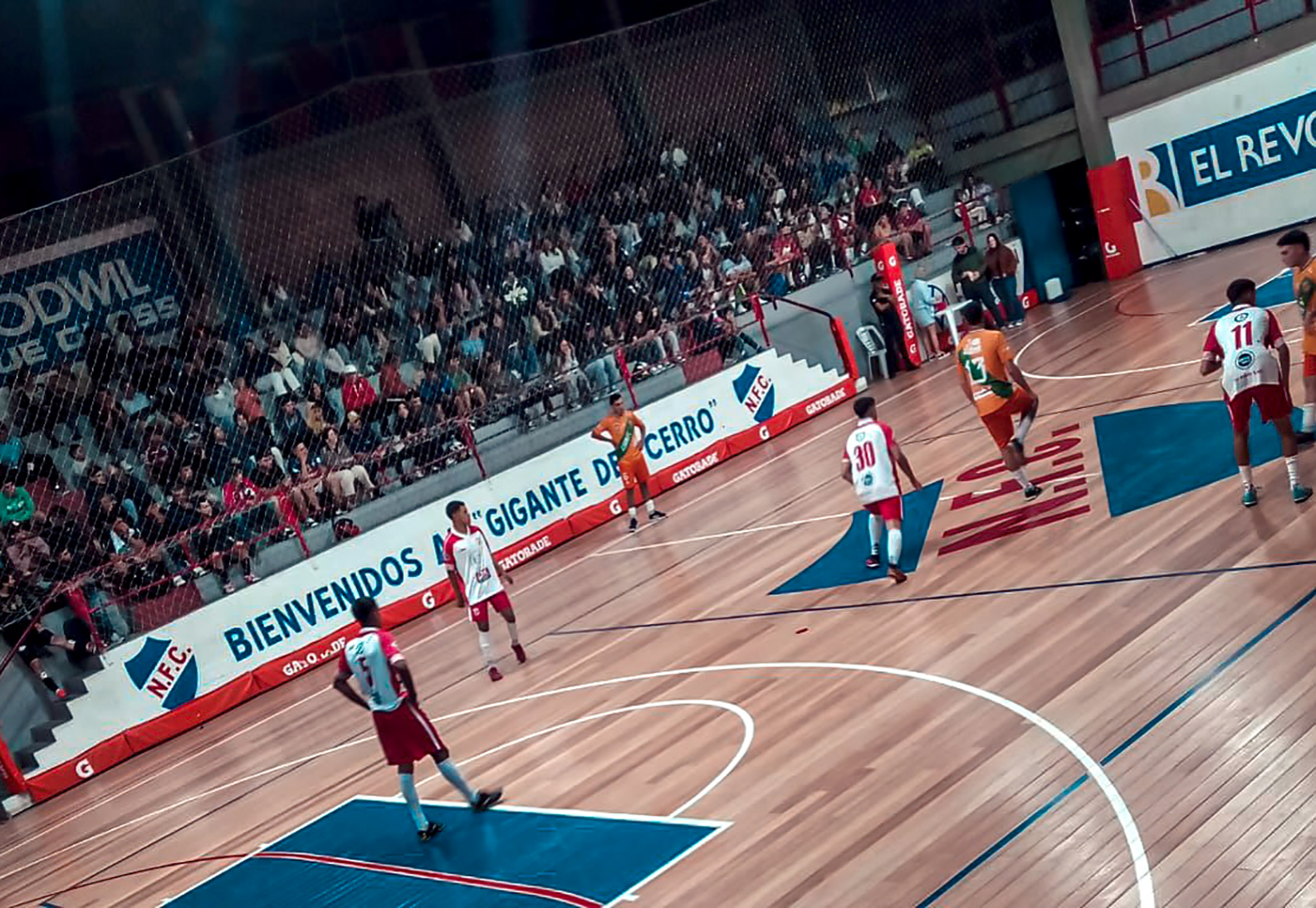 Fue muy bueno el marco de público que acompañó nuevamente la etapa; en el caso de la foto el partido entre Albion y Huracán por la Divisional B en el gimnasio de Nacional.