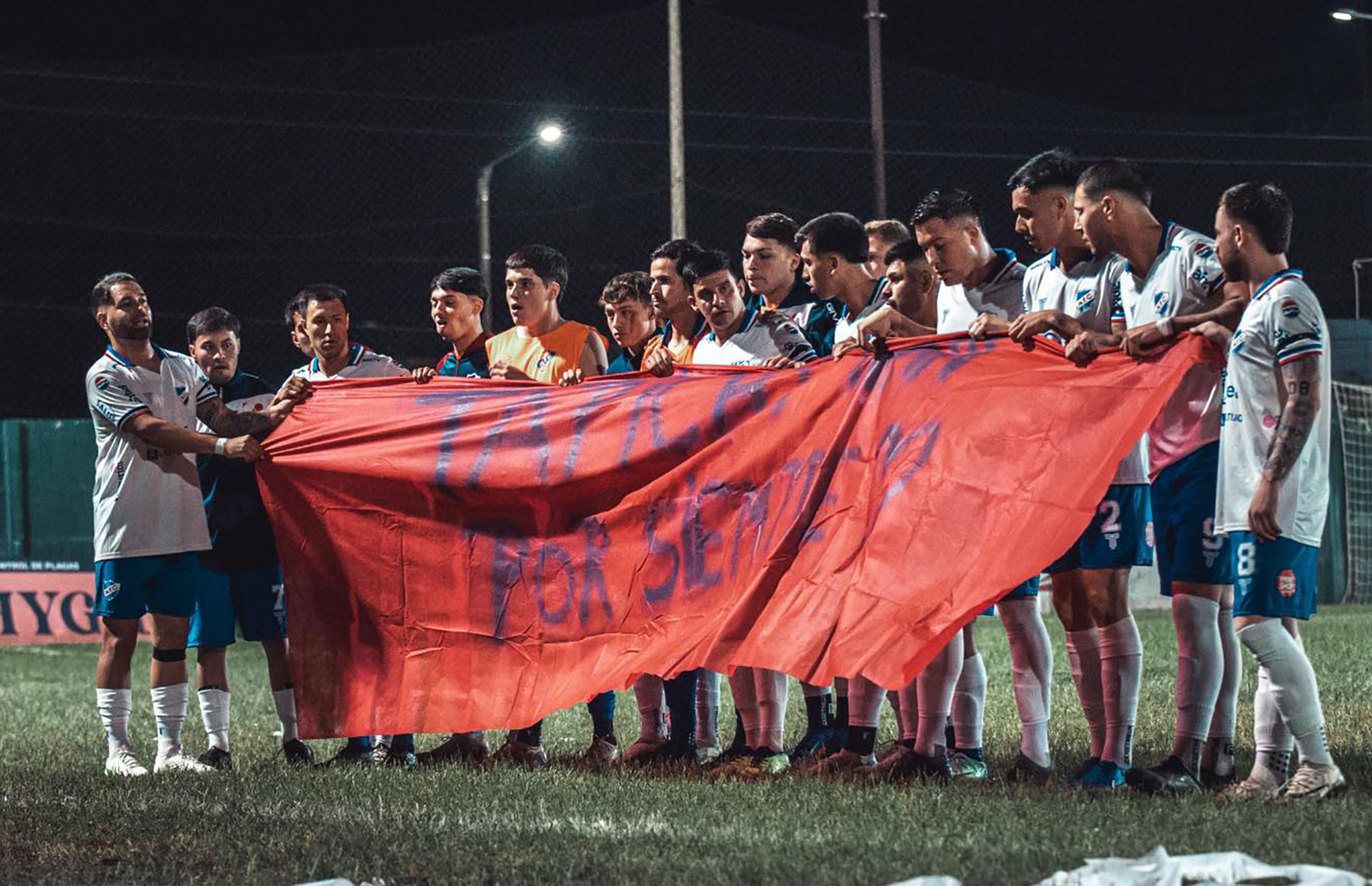 Falleció ayer Manuel José Nan, ex jugador y socio de Nacional, y el club lo homenajeó con una bandera. Foto 'Nacional'