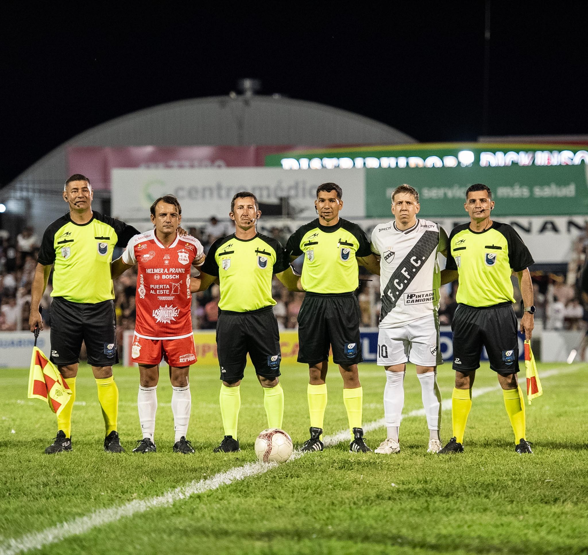 La cuaterna arbitral de ayer con los capitanes de ambos equipos. 