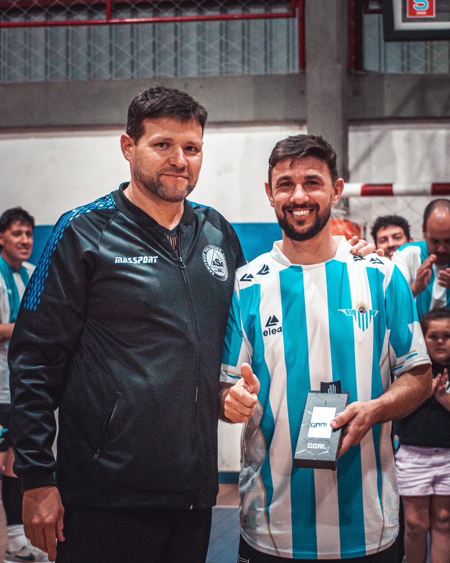 Una de las novedades del año fue el torneo para mayores de 35 años, que ganó Salto Uruguay. En la foto De los Santos junto con el mejor de la liguilla, Ezequiel Silva.