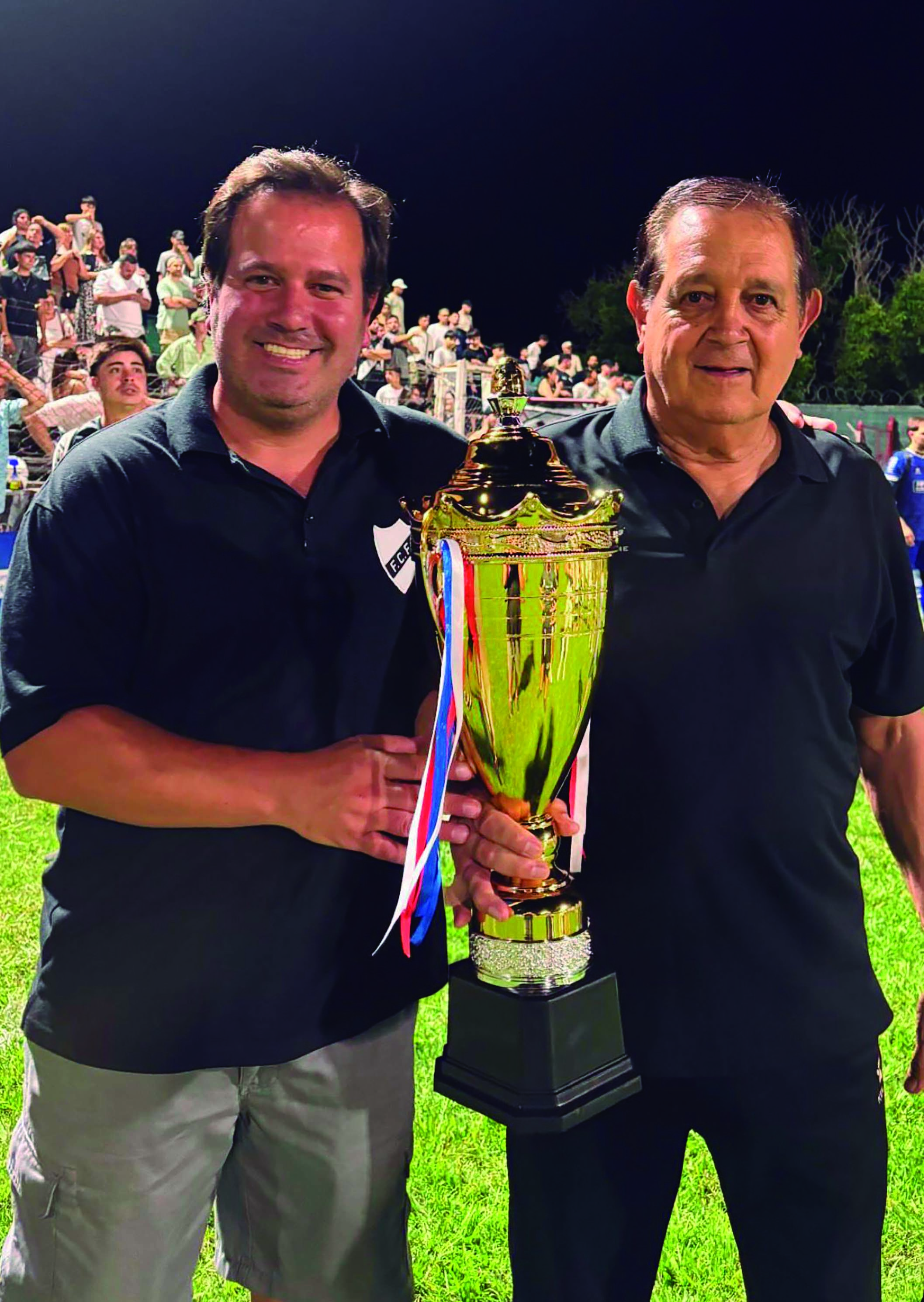 El 'Pato' con Eduardo, su hijo, fiel seguidor en las campañas deportivas.