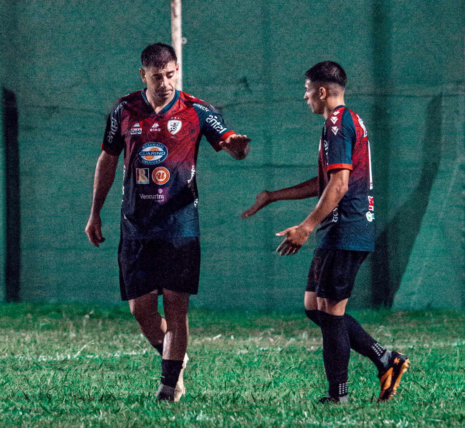 Javier Vargas celebrando con Luciano Araújo uno de los tantos de la goleada en el amistoso con Bella Unión. Foto 'LSF'
