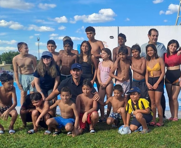 Entregaron calzados a niños de  la piscina de Rincón de Valentín