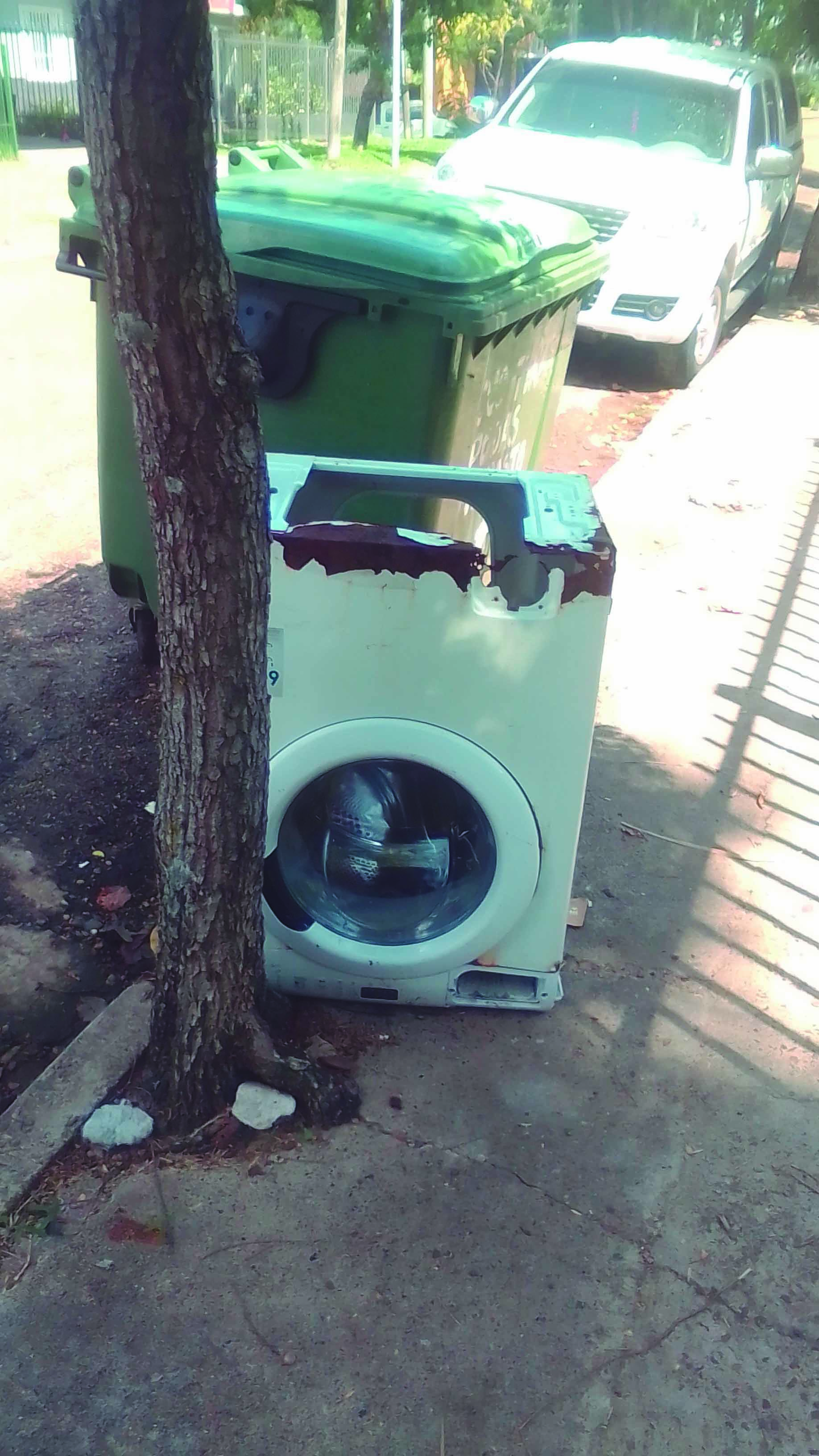 Latidos: Lavarropas en la vereda, placita descuidada y más...