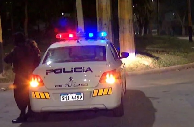 Emboscada en Barrio La Reductora:  tres delincuentes contra un delivery