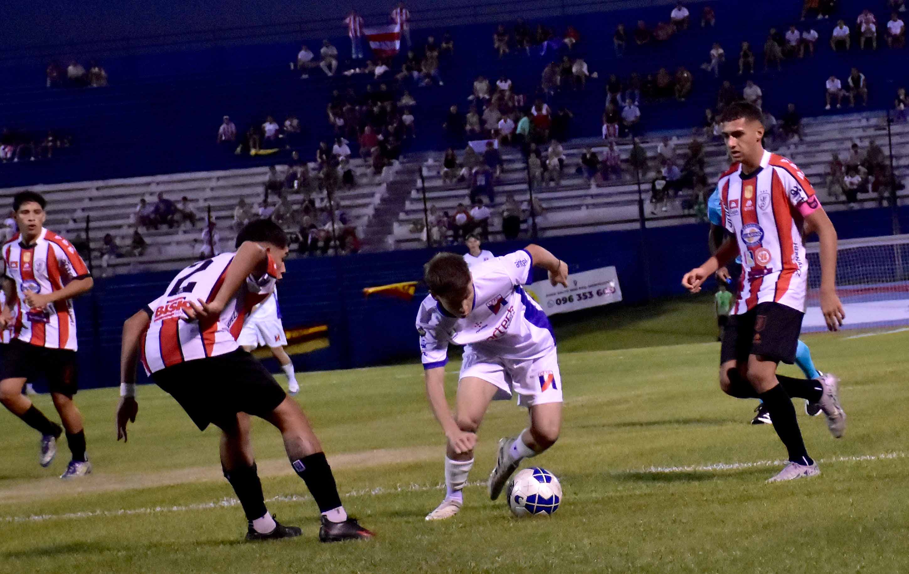 Salto jugó buen partido en suelo sanducero y quedó en inmejorable posición para la revancha del domingo que viene en el Dickinson.