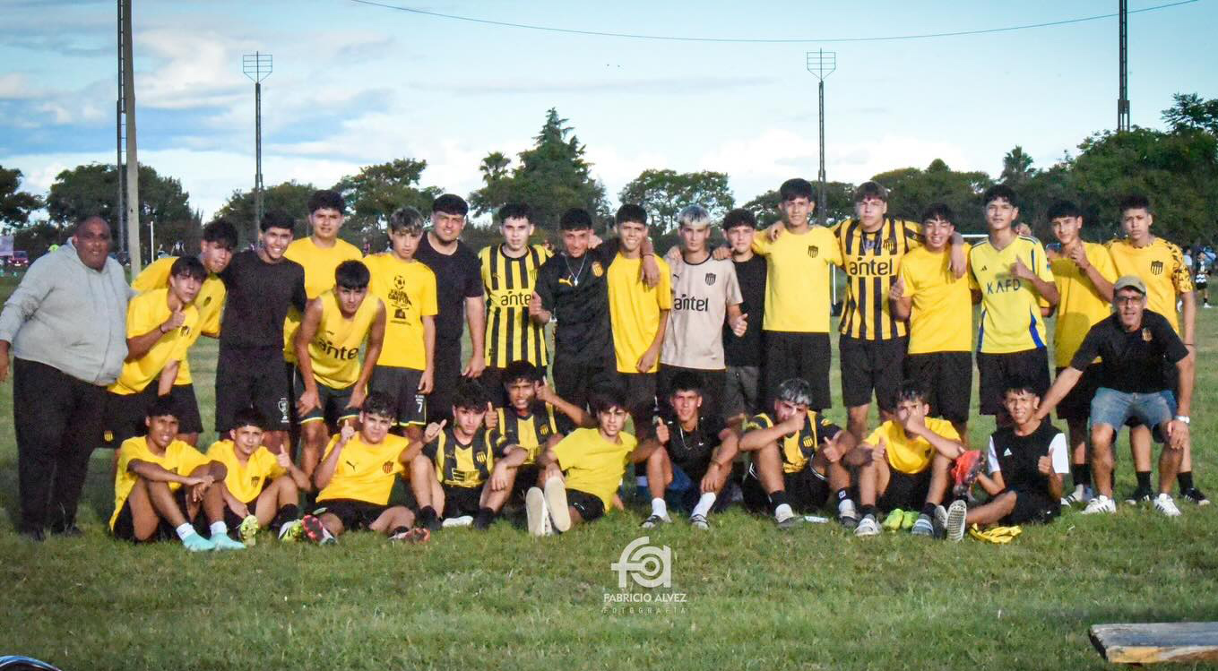 Los dos planteles de Peñarol en el debut 2026 de las formativas.