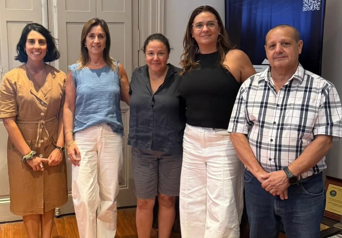 Embajadora Carmen Sorger Fortalece  Lazos con el Centro Comercial de Salto