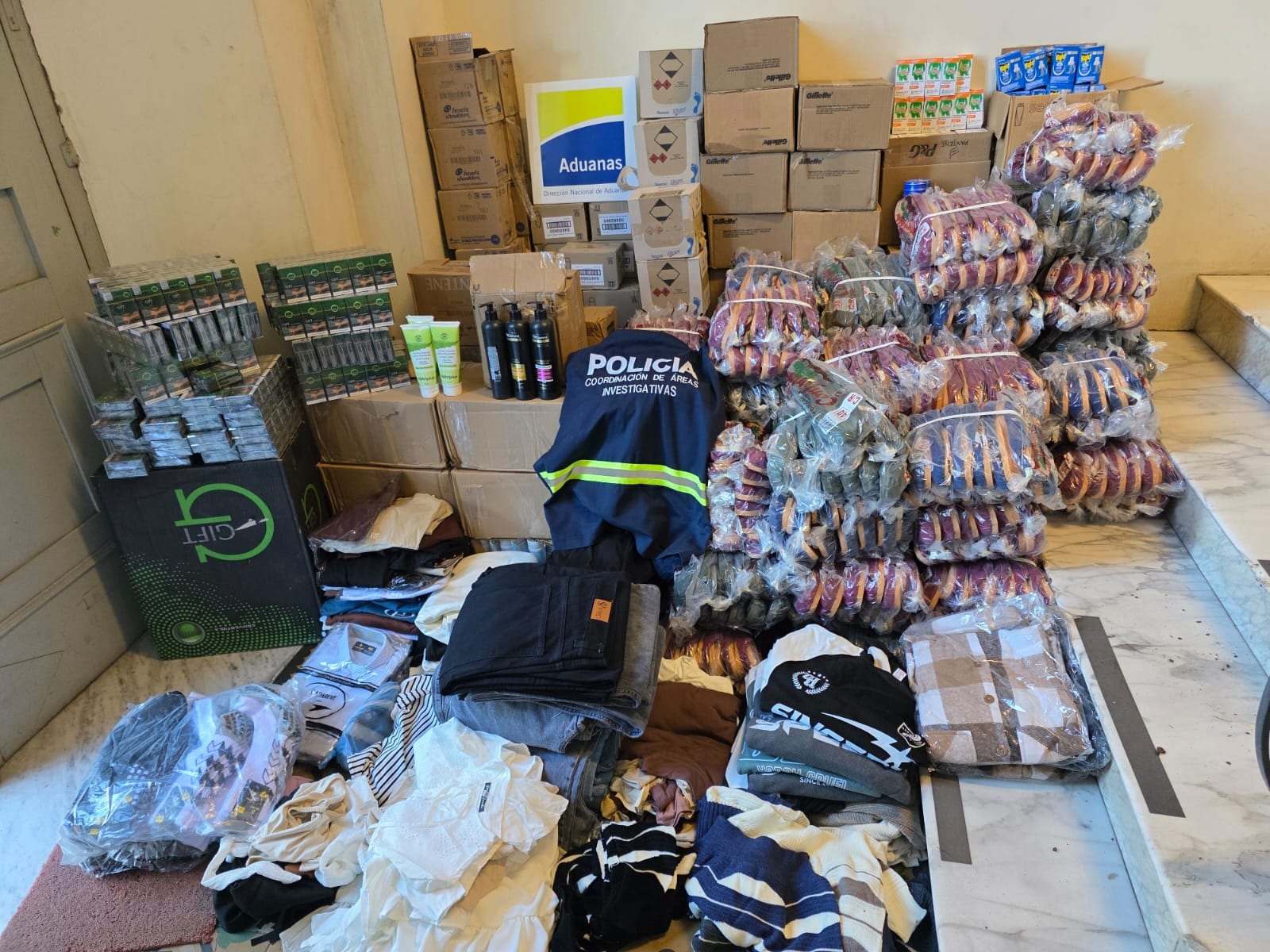 Incautan contrabando por casi $2 millones, implicado logró escapar 