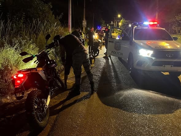 Pareja que circulaba en moto fue  detenida portando arma de fuego 