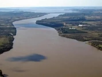 Río en niveles  controlados y el  embalse en “descenso”