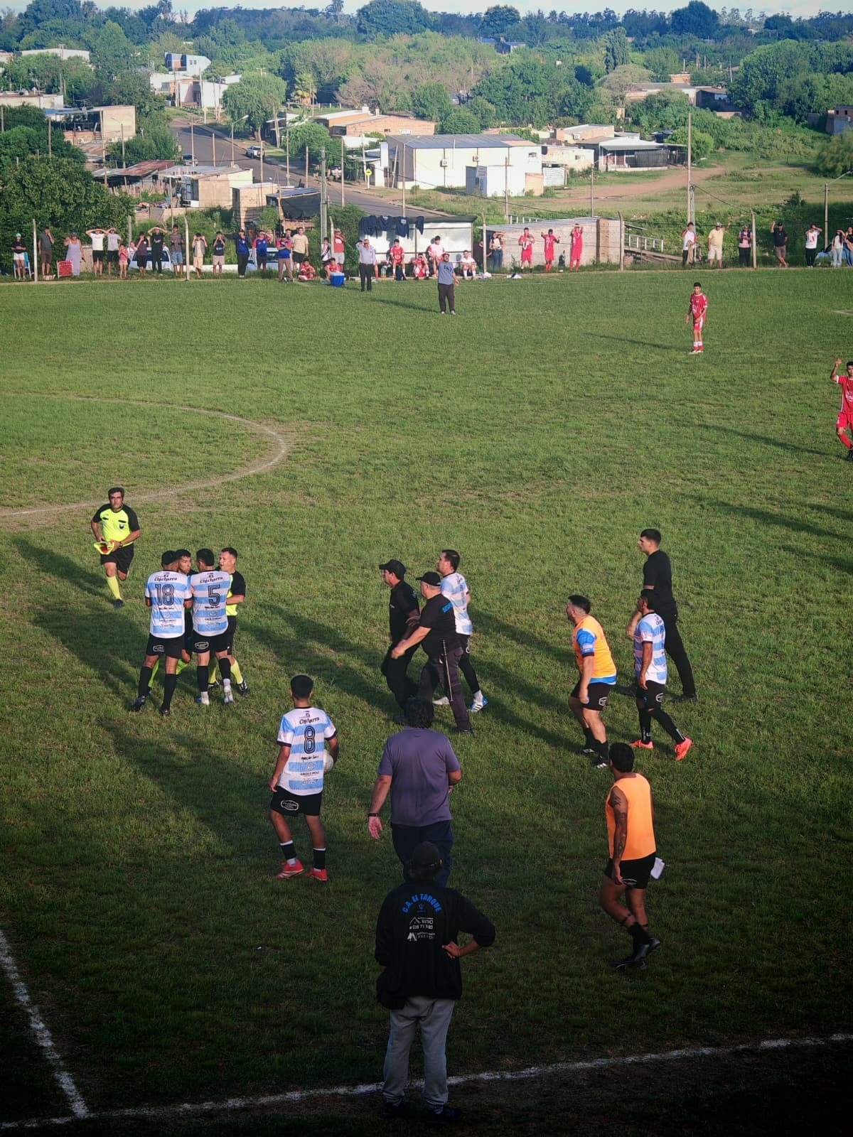 Agredieron al árbitro Mauro Melo: Los incidentes se robaron la atención  en la primera fecha de la Divisional B