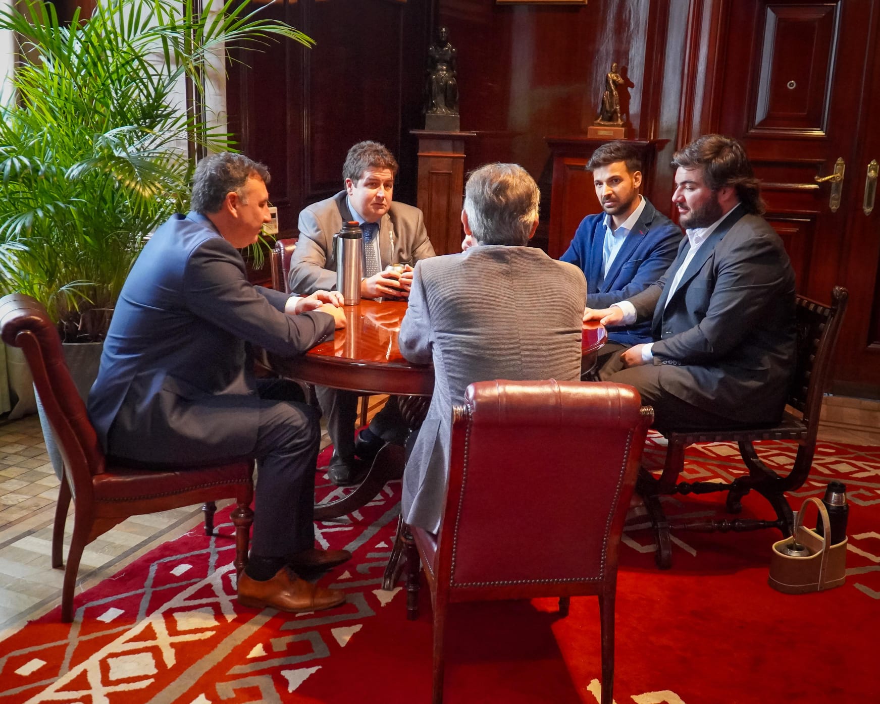 Gobierno de Salto se reunió en el BROU y avanza  en financiamiento histórico con tasa récord