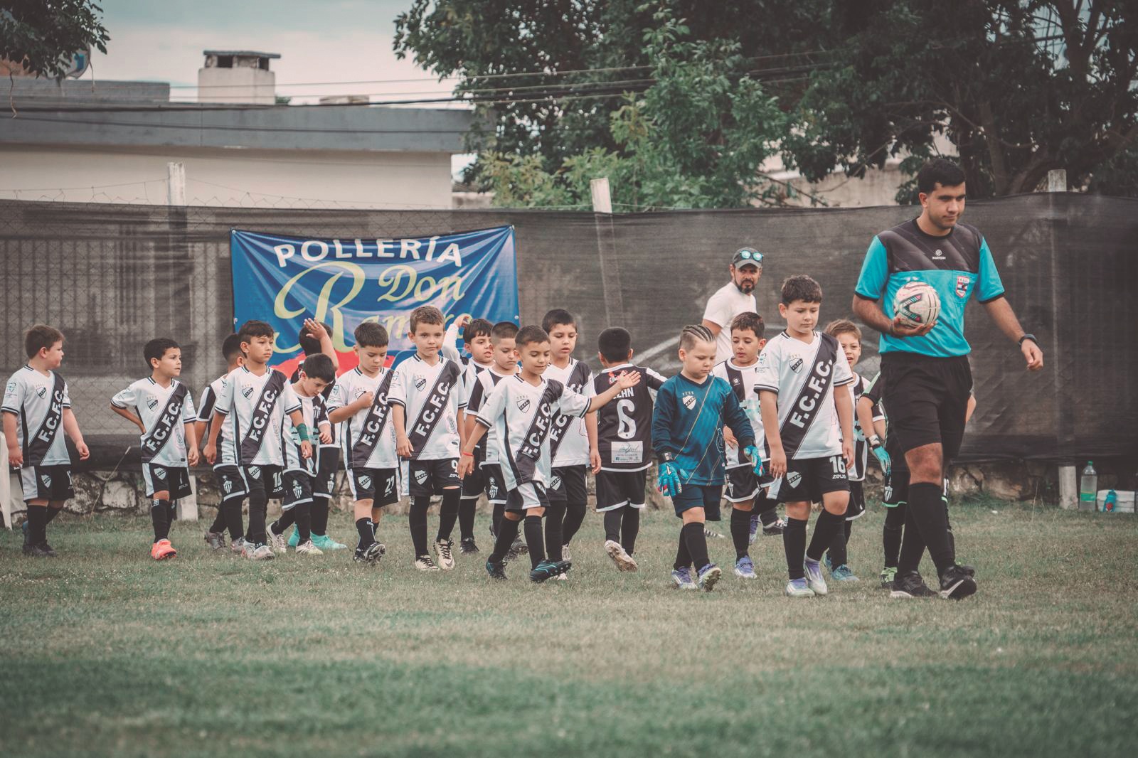 Ferrocaril catgoria 7 años saludando a su par Saladero. 