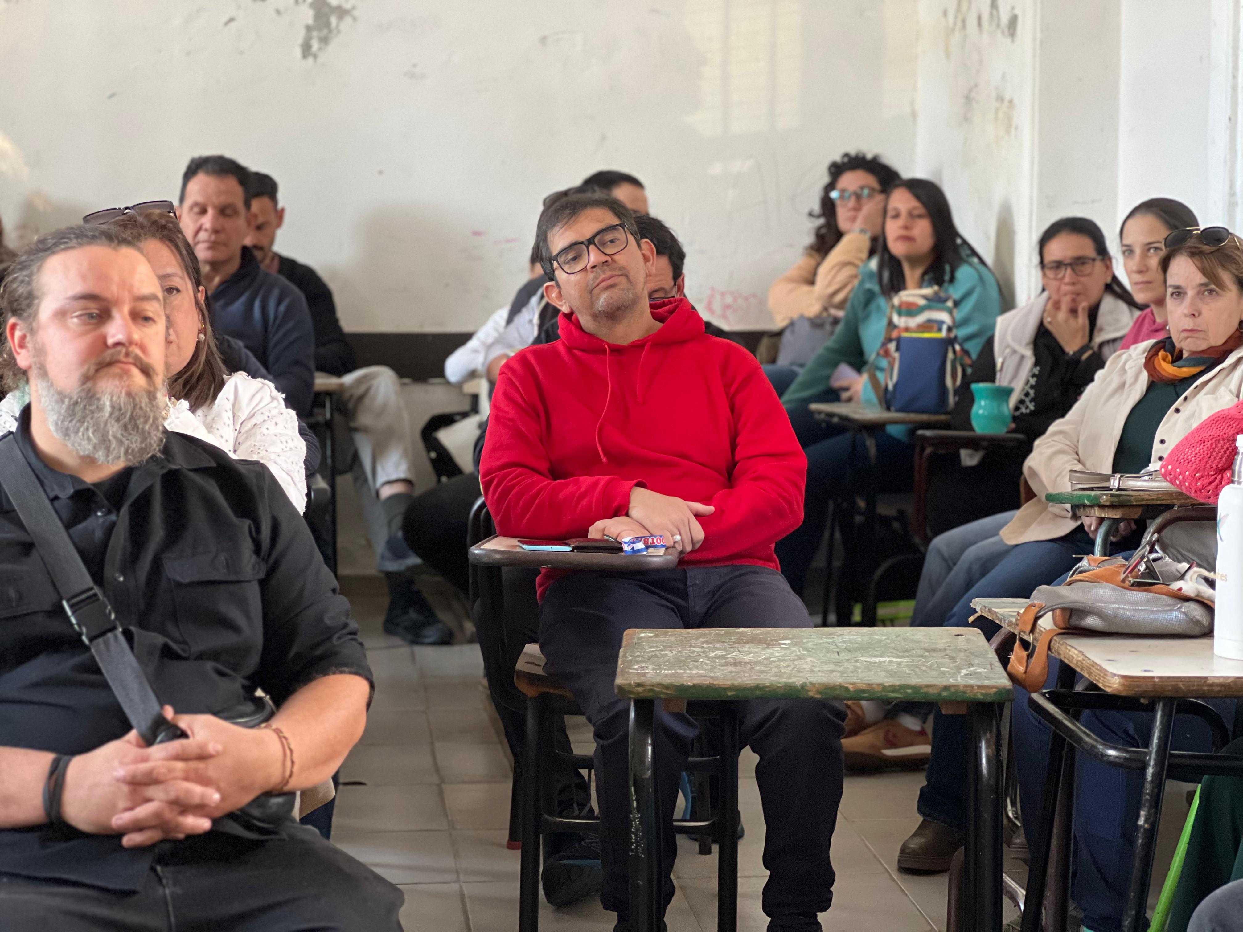 Profesores analizaron situaciones de violencia en los liceos en asamblea abierta junto a padres y directores de Secundaria