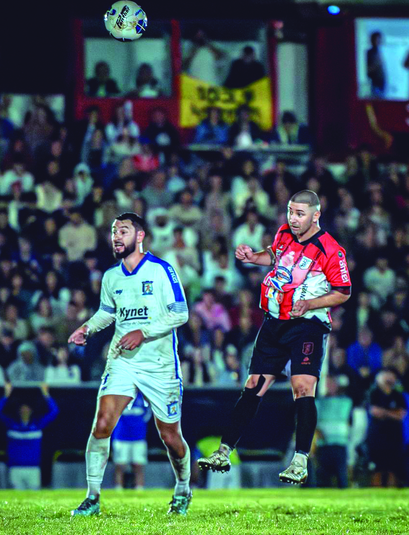 Matías Batista ganando en el aire, como fue habitual en Salto. Foto: Valentín Fernández