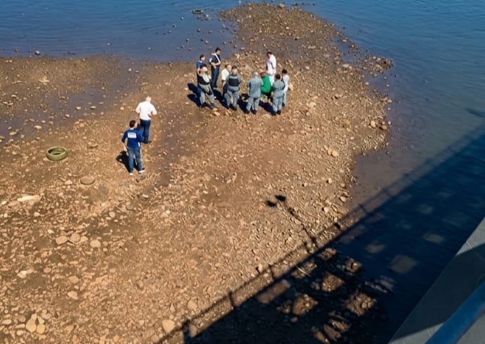 Un hombre se arrojó a las aguas y fue salvado por un rápido despliegue