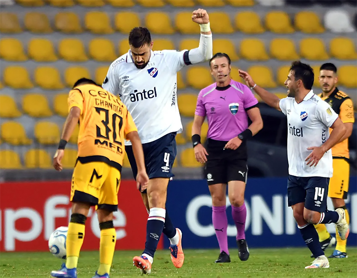 Sebastián Coates, el mejor de Nacional, celebra su gol. 'AFP'