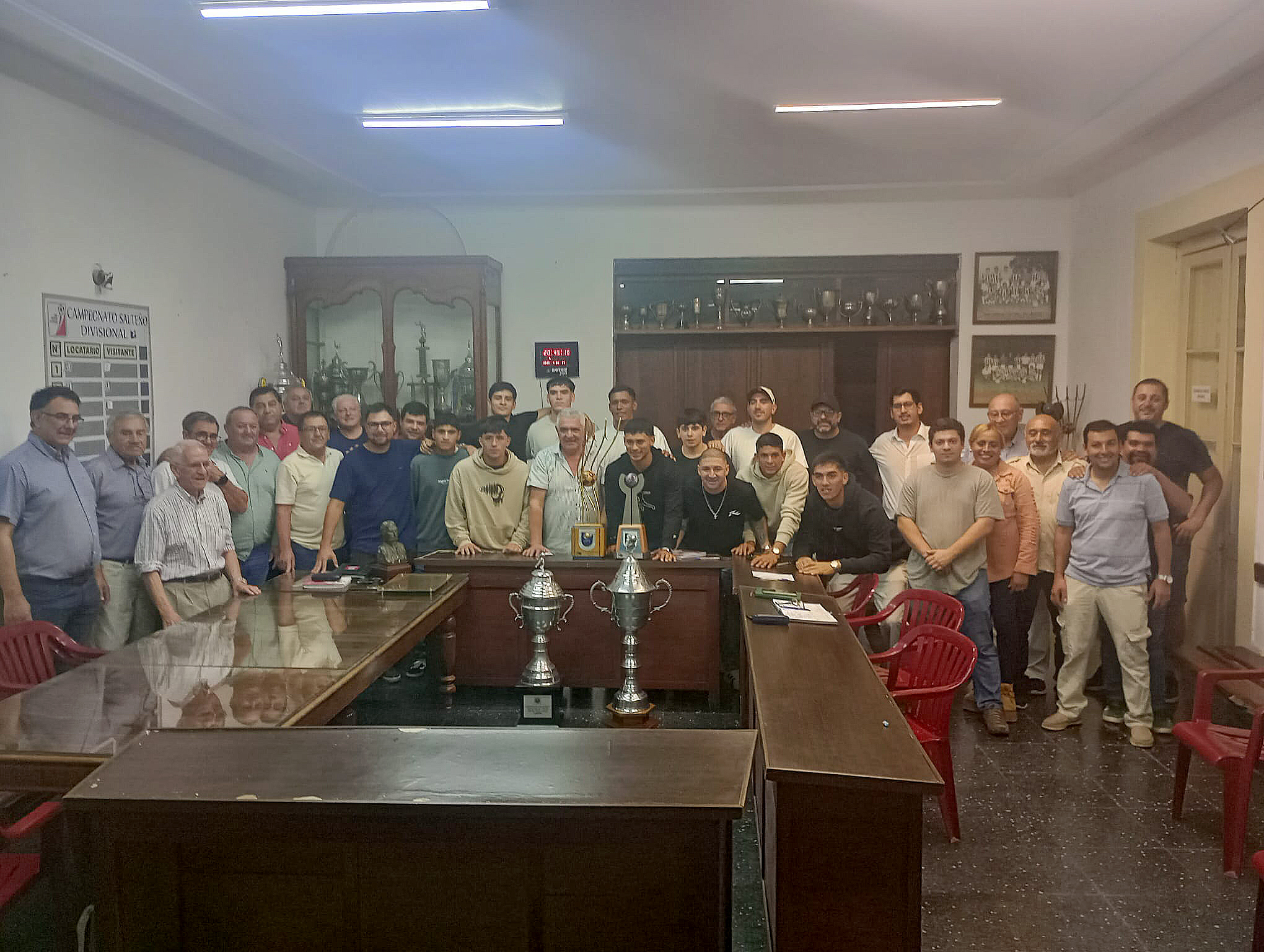 Jugadores, cuerpos técnicos y dirigentes neutrales y de instituciones con las copas en la Liga. 