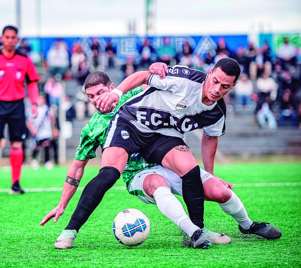 Javier Quintero cubriendo la posesión de la pelota de la marca de Matías Batista en un friccionado trámite. Fotos: Valentín Fernández