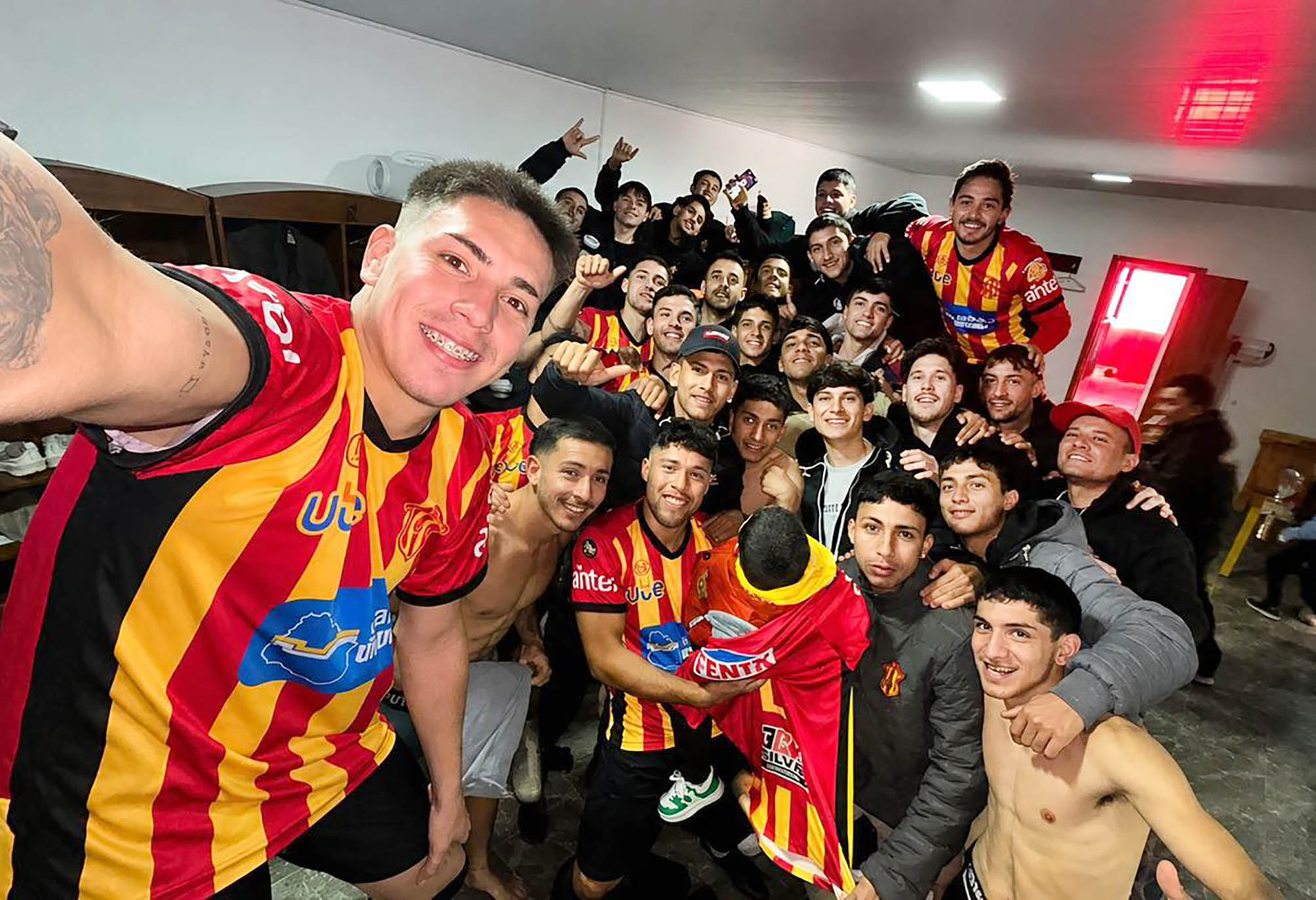 El festejo de Gladiador, que volverá a ser local en la segunda fecha.