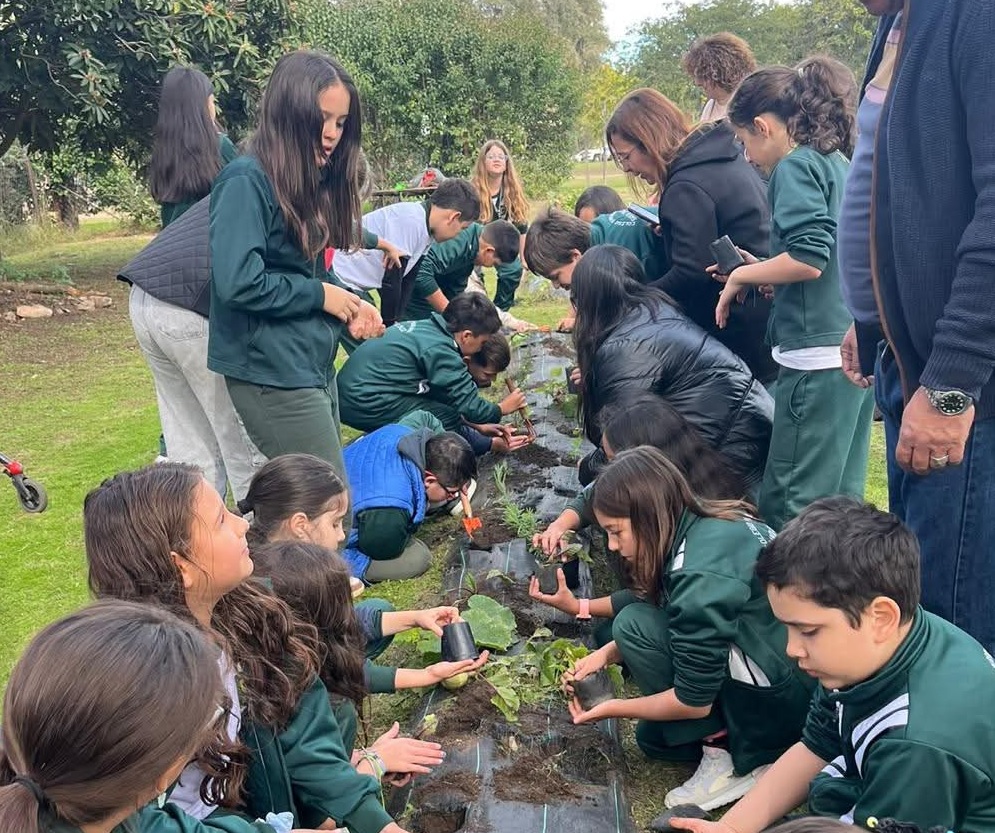 Alumnos del Colegio Santa Cruz  renuevan compromiso ambiental  en huerta de Parque Benito Solari
