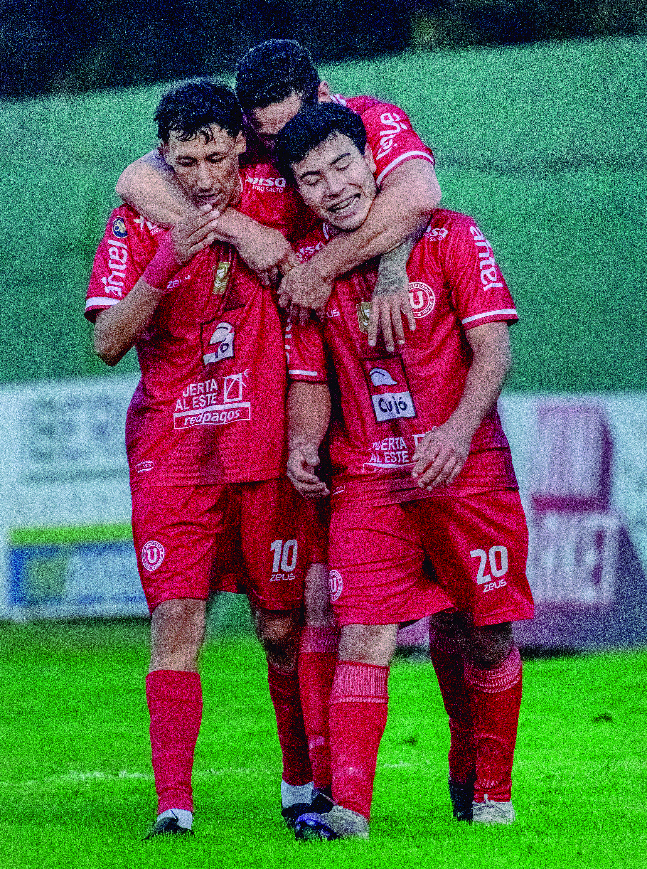 Gastón Barrientos y Matías Morales se acercan a celebrar el tercer gol con Sebastián Díaz. Foto: 'Valentín Fernández'.