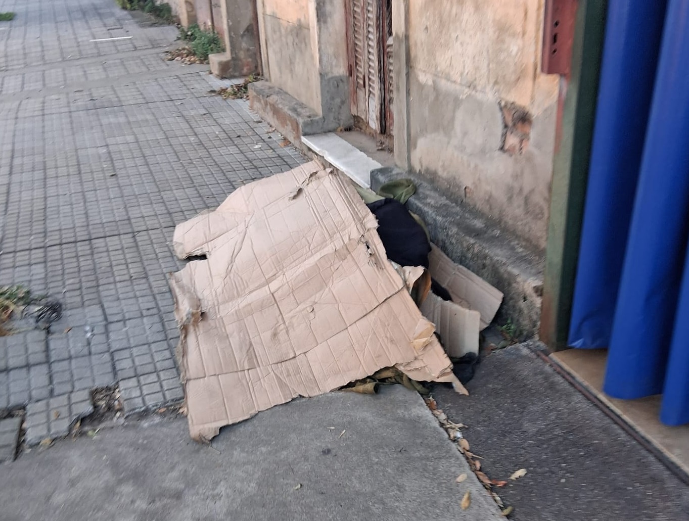 Persona durmiendo en la calle, ayer, en calle Michelini al 200.