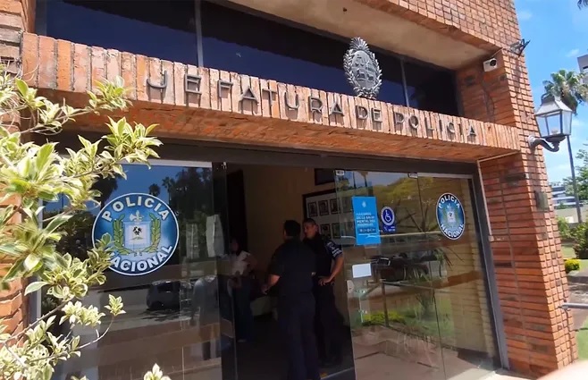 Se llevan una motocicleta de predio  cerrado y dejan mochila en el lugar